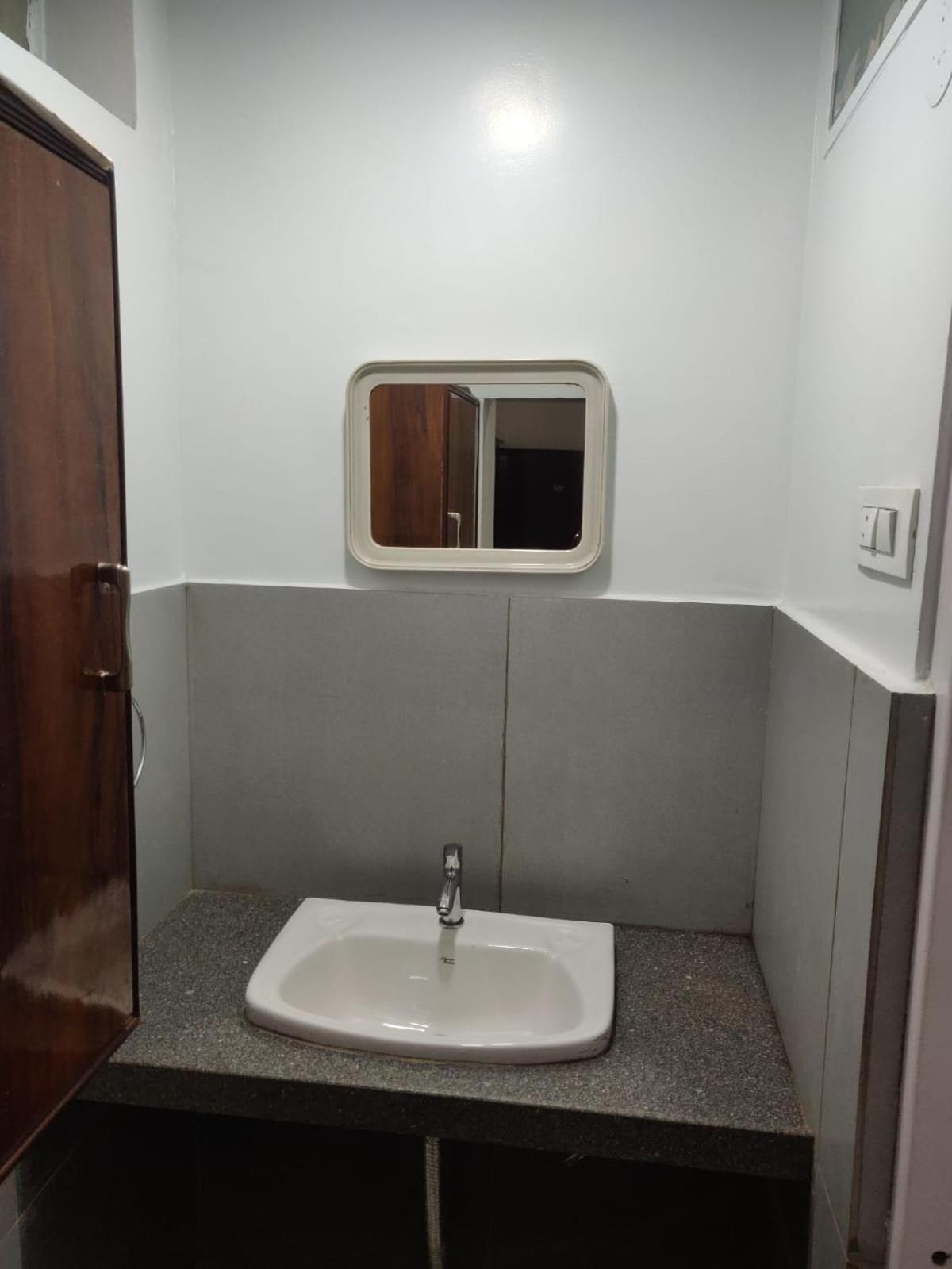 Hotel Parth Residency 戈尔哈布尔 外观 照片