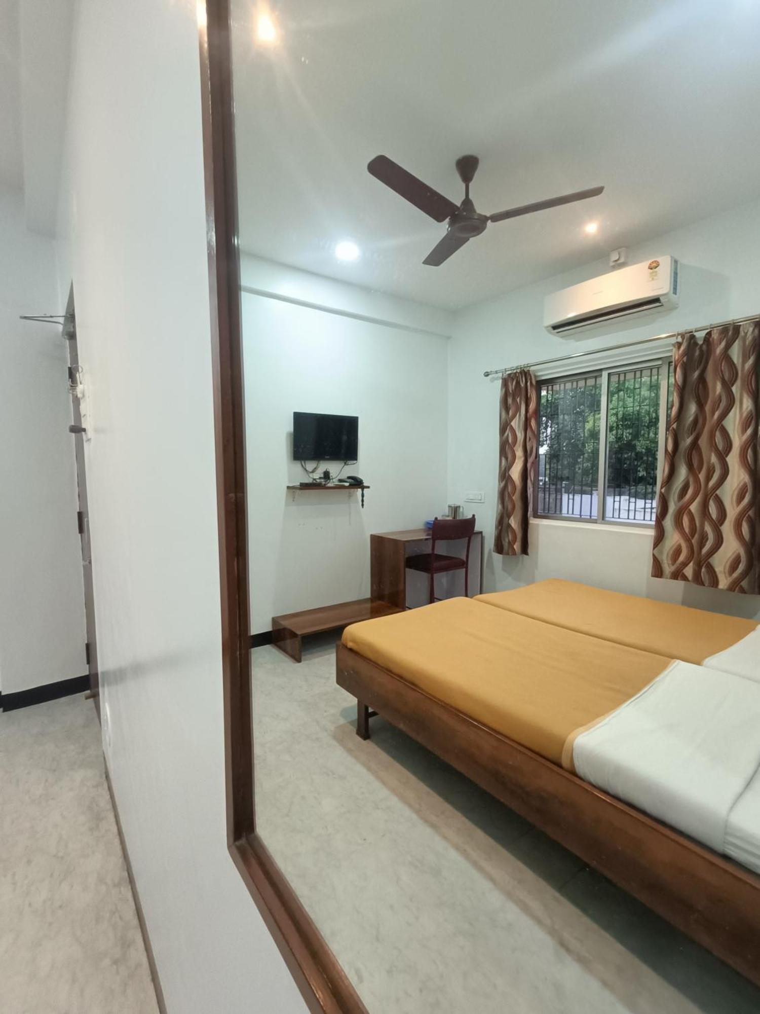 Hotel Parth Residency 戈尔哈布尔 外观 照片